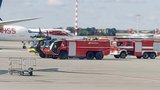 Hasiči a záchranáři na letišti v Praze v pohotovosti: Pilot letadla hlásil problémy s pneumatikou