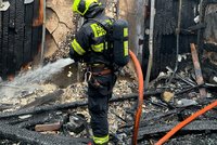 Požár dřevěné budovy zaměstnal hasiče už poněkolikáté: Někdo ji zapálil úmyslně?