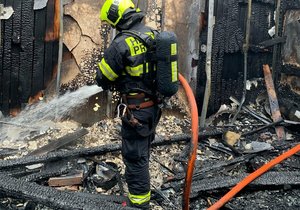 Pražští hasiči hasili požár budovy v Heldově ulici v Malešicích. (4. únor 2024)