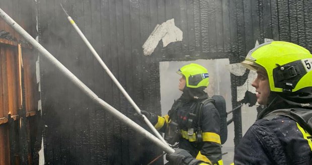 Pražští hasiči hasili požár budovy v Heldově ulici v Malešicích. (4. únor 2024)