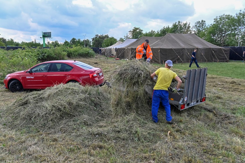 Hasiči v Malešicích staví stanové městečko pro Ukrajince.
