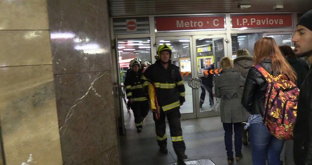 Pražští hasiči spolu s hasičskou jednotkou dopravního podniku musel vyprostit ženu, která spadla do kolejiště metra na I. P. Pavlova.