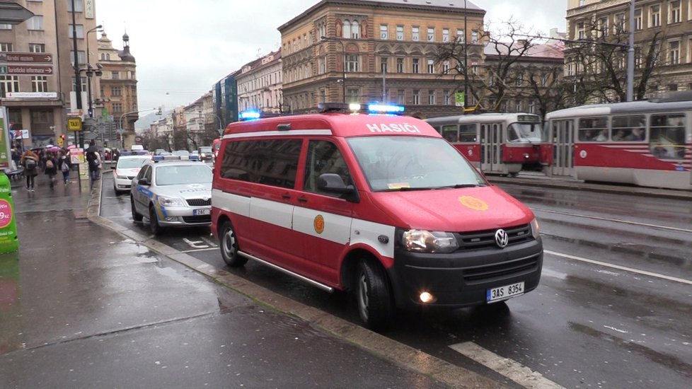 Pražští hasiči spolu s hasičskou jednotkou dopravního podniku musel vyprostit ženu, která spadla do kolejiště metra na I. P. Pavlova.