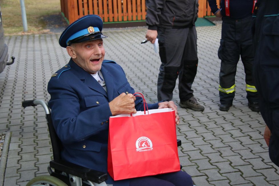 Hasiči pomohli splnit vánoční přání seniora Miroslava: Svezli ho hasičským vozem se zapnutou sirénou!