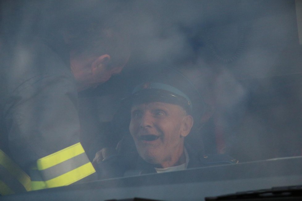 Hasiči pomohli splnit vánoční přání seniora Miroslava: Svezli ho hasičským vozem se zapnutou sirénou!