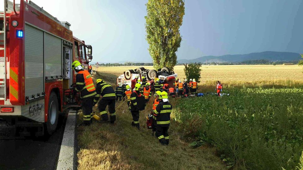 Tragická dopravní nehoda na Šumpersku, při které přišel o život jeden hasič. (24. 8. 2019)