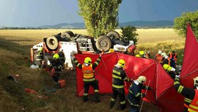 U Mohelnice došlo ke kolizi hasičského vozu a osobního automobilu. Jeden hasič zemřel a další je vážně zraněny.