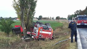 U Mohelnicr došlo ke kolizi hasičského vozu a osobního automobilu. Jeden hasič zemřel.
