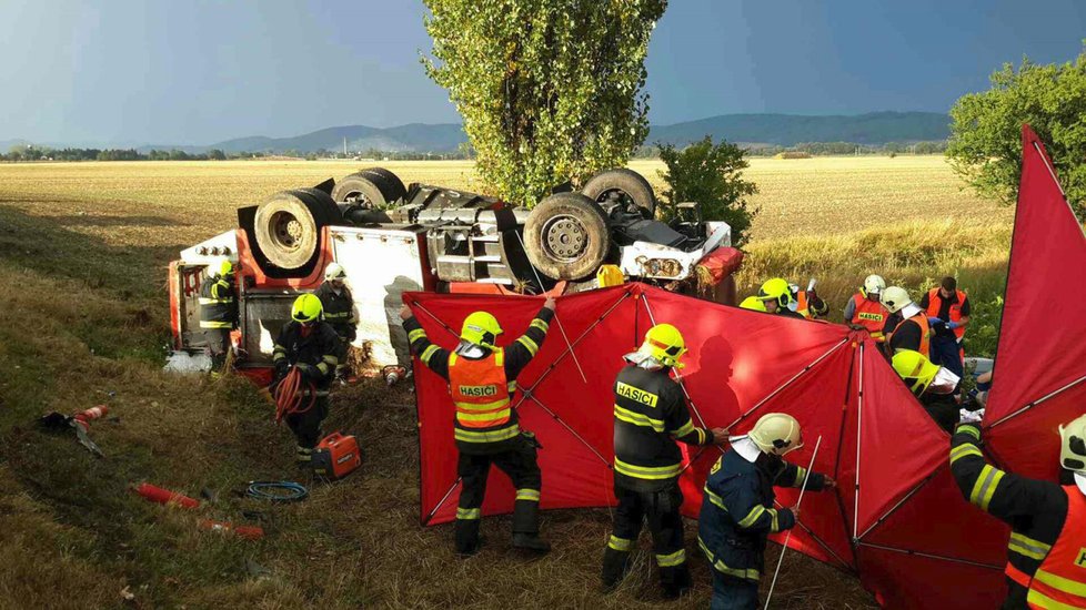 Nehoda hasičské cisterny a osobního vozu u Mohelnice.