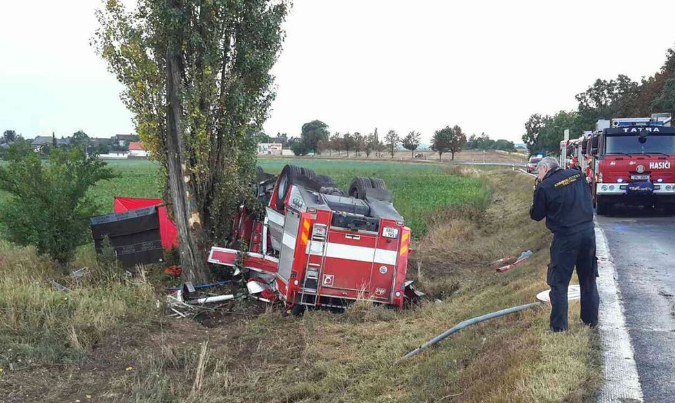 U Mohelnice došlo ke kolizi hasičského vozu a osobního automobilu. Jeden hasič zemřel.