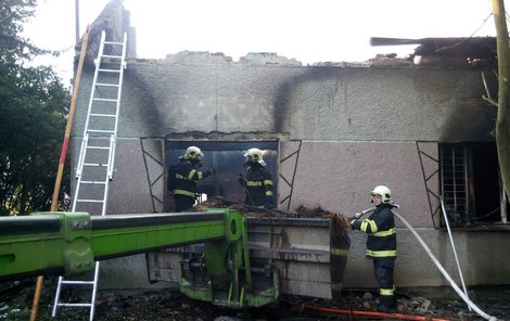 Hasiči museli odklidit tuny nepořádku, aby se k hořícímu domu vůbec dostali.