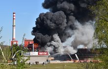Desítky hasičů likvidovali mohutný požár vrakoviště