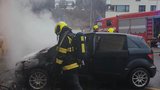Nebýt hasičů, auto v Praze 4 by skončilo na uhel. Škoda je čtvrt milionu korun