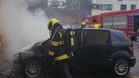 Ve čtvrtek ráno hasili pražští hasiči v ulici Na Dolinách požár osobního vozidla. Škoda činí 350 tisíc korun. (4. 3. 2021)