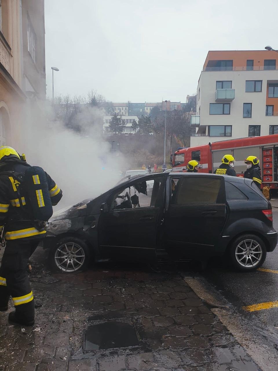 Ve čtvrtek ráno hasili pražští hasiči v ulici Na Dolinách požár osobního vozidla. Škoda činí 350 tisíc korun. (4. 3. 2021)