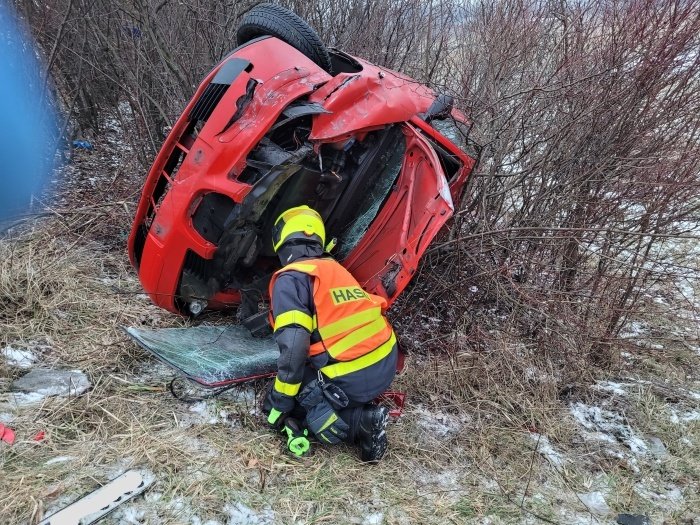 U obce Návsí hasiči vytahovali auto, které po nehodě spadlo ze srázu.