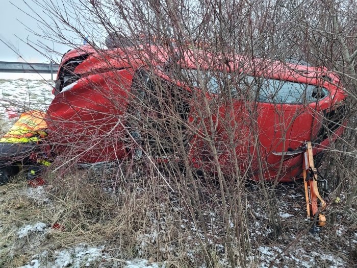 U obce Návsí hasiči vytahovali auto, které po nehodě spadlo ze srázu.