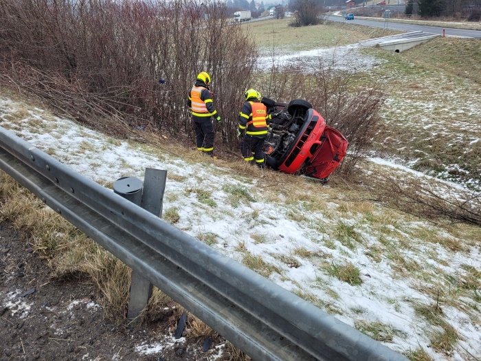 U obce Návsí hasiči vytahovali auto, které po nehodě spadlo ze srázu.