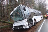 Autobus se překlopil do příkopu: Uvázlo v něm šest lidí, oknem je vytahovali hasiči