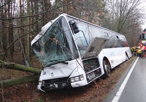 Po nehodě autobusu u obce Píšť na Opavsku hasiči zachraňovali uvázlé cestující i řidiče. Vozidlo pak vyprostilo pomocí speciálu zvaného Bizon.