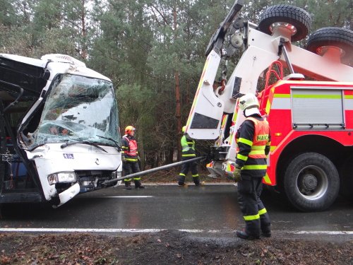 Po nehodě autobusu u obce Píšť na Opavsku hasiči zachraňovali uvázlé cestující i řidiče. Vozidlo pak vyprostilo pomocí speciálu zvaného Bizon.