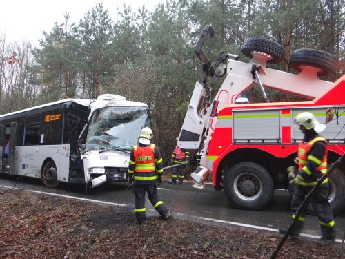 Po nehodě autobusu u obce Píšť na Opavsku hasiči zachraňovali uvázlé cestující i řidiče. Vozidlo pak vyprostilo pomocí speciálu zvaného Bizon.