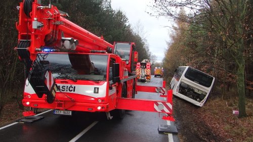 Po nehodě autobusu u obce Píšť na Opavsku hasiči zachraňovali uvázlé cestující i řidiče. Vozidlo pak vyprostilo pomocí speciálu zvaného Bizon.