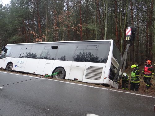 Po nehodě autobusu u obce Píšť na Opavsku hasiči zachraňovali uvázlé cestující i řidiče. Vozidlo pak vyprostilo pomocí speciálu zvaného Bizon.