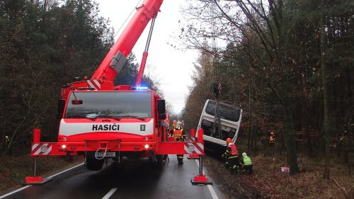 Po nehodě autobusu u obce Píšť na Opavsku hasiči zachraňovali uvázlé cestující i řidiče. Vozidlo pak vyprostilo pomocí speciálu zvaného Bizon.