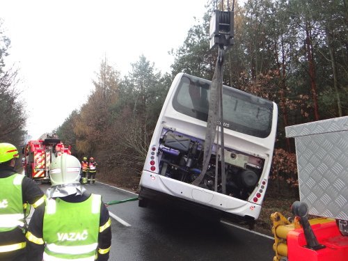 Po nehodě autobusu u obce Píšť na Opavsku hasiči zachraňovali uvázlé cestující i řidiče. Vozidlo pak vyprostilo pomocí speciálu zvaného Bizon.