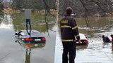 Luxusní BMW utopil v rybníce: Na záchranu u Čejkovic čekal na střeše