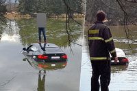 Luxusní BMW utopil v rybníce: Na záchranu u Čejkovic čekal na střeše
