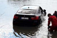 Opilec sjel do rybníka Skučák: Anděl strážný mu seslal policistu, který ho vytáhl z vody