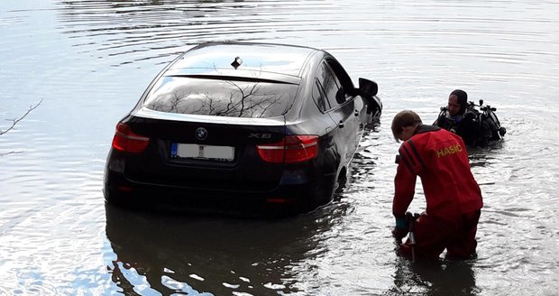 Opilec sjel do rybníka Skučák: Anděl strážný mu seslal policistu, který ho vytáhl z vody