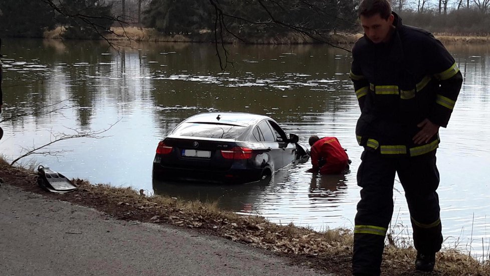 Řidič vjel autem do vody, ale zachránil se. Na pomoc čekal na střeše vozu.