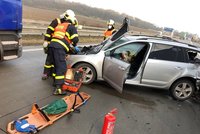 Polský kamion na D1 u Bílova málem smetl hasiče: Vyprošťovali zraněné z vážné nehody