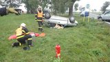 Na Opavsku se srazila dvě auta: Malé děti utěšovali hasiči s Hasíkem