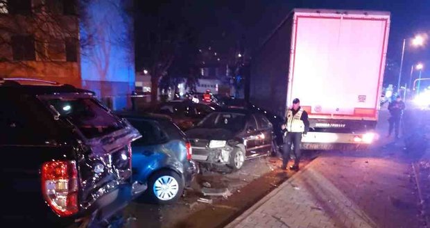 Ve čtvrtek 18. listopadu 2021 ve 20:20 naboural řidič kamionu 13 zaparkovaných aut na ulici Dukelských hrdinů ve Znojmě.