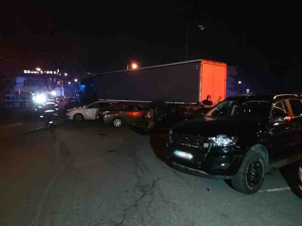 Ve čtvrtek 18. listopadu 2021 ve 20:20 naboural řidič kamionu 13 zaparkovaných aut na ulici Dukelských hrdinů ve Znojmě.