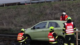 Drama v Brně: Řidička s dětmi uvízla u kolejí brněnského nádraží