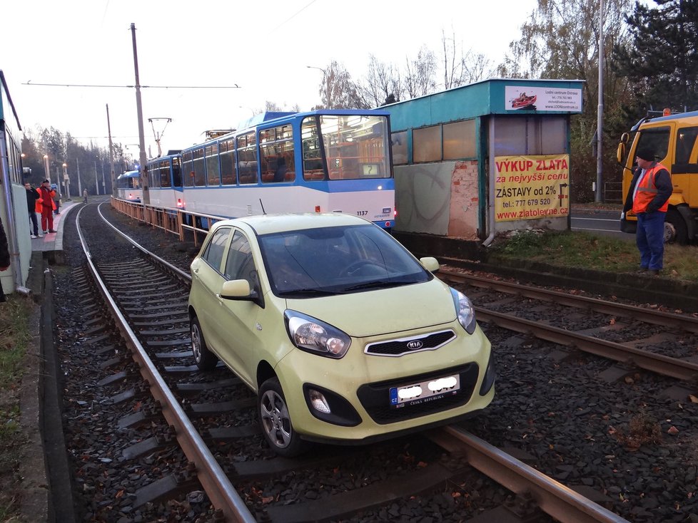 Bacha, jedu! Seniorka brázdila tramvajové koleje v Ostravě, myslela si, že je na špatné silnici.