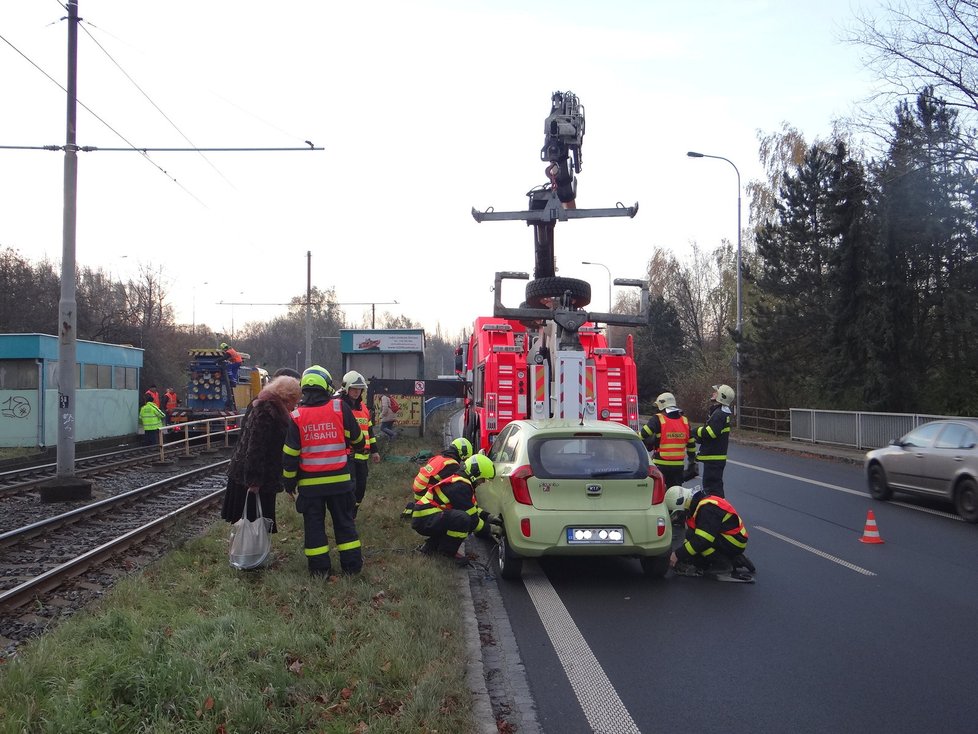 Bacha, jedu! Seniorka brázdila tramvajové koleje v Ostravě, myslela si, že je na špatné silnici.