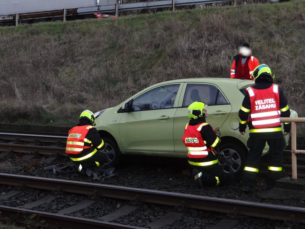 U Kralup došlo k nehodě, kdy auto skončilo v kolejišti (ilustrační foto)