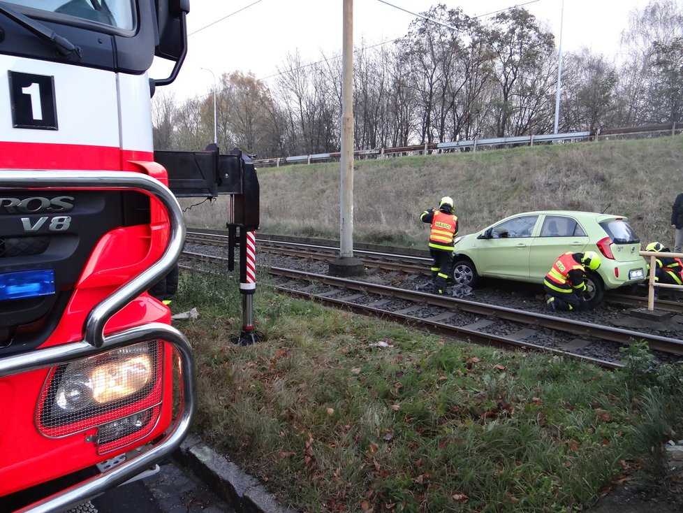 Bacha, jedu! Seniorka brázdila tramvajové koleje v Ostravě, myslela si, že je na špatné silnici.