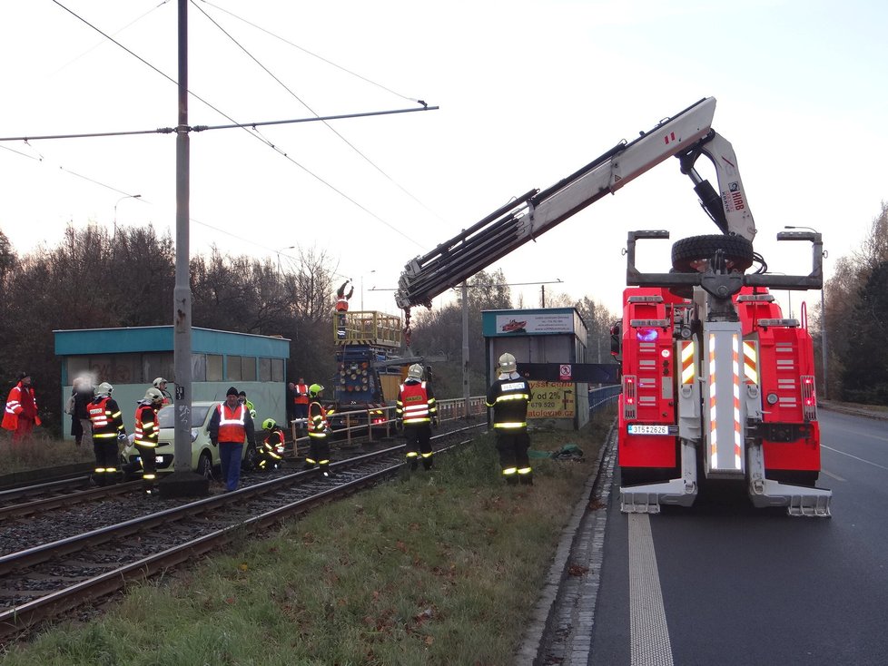 Bacha, jedu! Seniorka brázdila tramvajové koleje v Ostravě, myslela si, že je na špatné silnici.