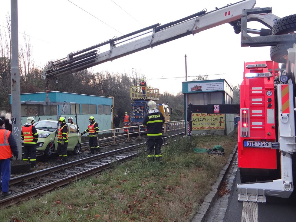 Bacha, jedu! Seniorka brázdila tramvajové koleje v Ostravě, myslela si, že je na špatné silnici.