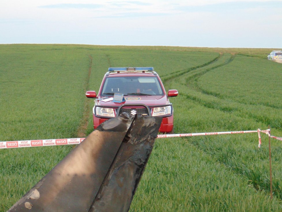 Bezmotorové letadlo z Kyjova se nevrátilo na letiště, havarovalo v malé výšce u Milotic. Oba muži (†46)  a (†31) v něm zahynuli.