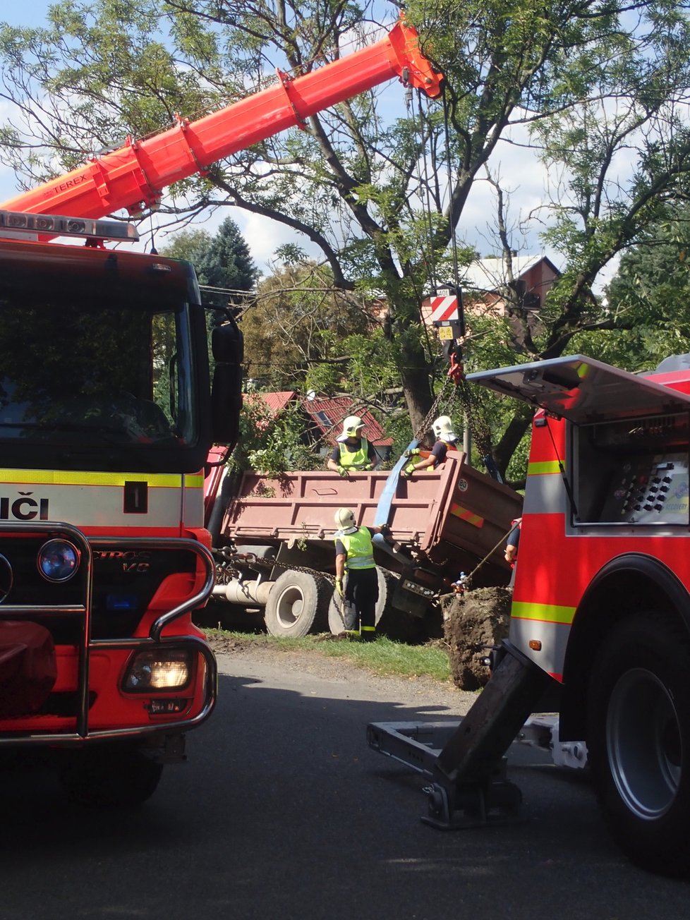 Řidič nákladní tatrovky se patrně řádně nevěnoval řízení a sjel v Jakartovicích na Opavsku na krajnici, kde zapřel auto o strom. Zůstalo viset nad požární nádrží. Hasiči při jeho vyprošťování předvedli profesionální práci.