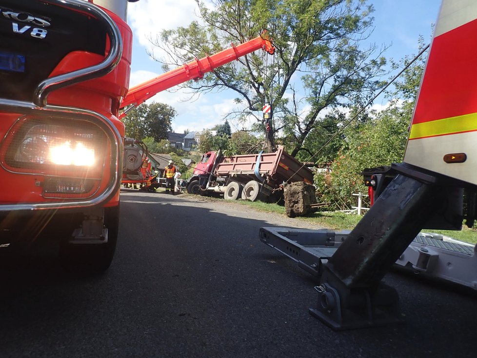 Řidič nákladní tatrovky se patrně řádně nevěnoval řízení a sjel v Jakartovicích na Opavsku na krajnici, kde zapřel auto o strom. Zůstalo viset nad požární nádrží. Hasiči při jeho vyprošťování předvedli profesionální práci.