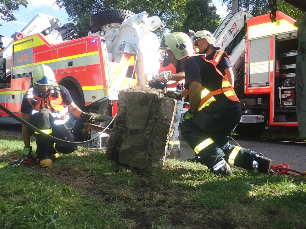 Řidič nákladní tatrovky se patrně řádně nevěnoval řízení a sjel v Jakartovicích na Opavsku na krajnici, kde zapřel auto o strom. Zůstalo viset nad požární nádrží. Hasiči při jeho vyprošťování předvedli profesionální práci.